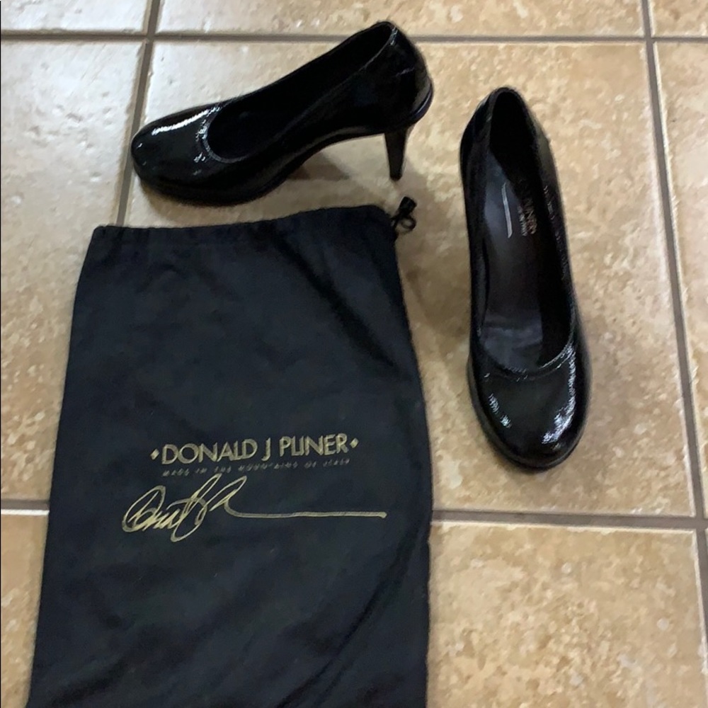 Donald Pliner black heels round toe